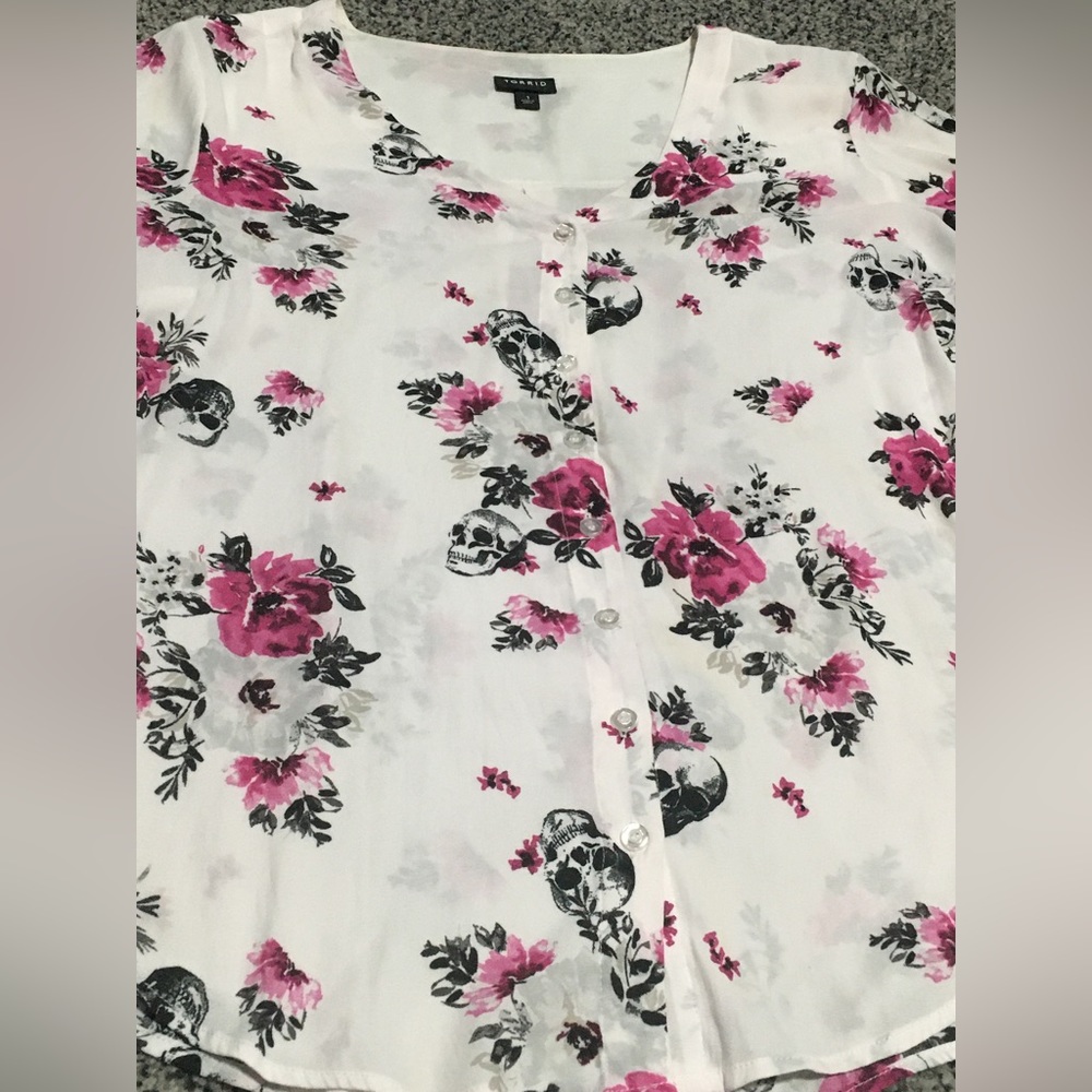 Torrid Blouse Sz 1 Skulls & Floral Print Tie Sleeves Elegant with a hint of edge
